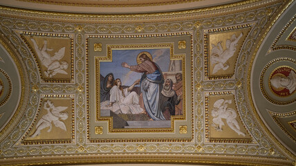 Obraz premium Classical religious fresco showing Jesus healing a woman, surrounded by disciples, on ornate ceiling.