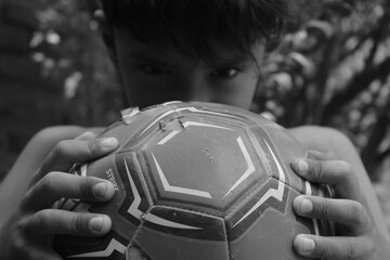 Sugetando con fuerza el balon sin quitarle los ajos encima © Israel Barrios
