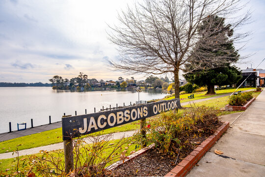 Jacobsons Outlook, a scenic lakeside viewpoint in Nagambie, Victoria, featuring waterfront views in town center. A peaceful public green space and park for relaxation in regional Australia.