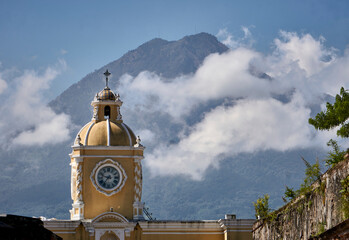 Arco de Santa Catalina con volcán de agua detrás
