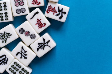 青背景に並ぶマージャン牌