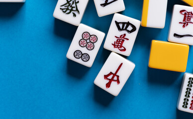 青背景に並ぶマージャン牌