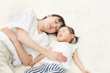 子供を寝かしつ蹴る母親

