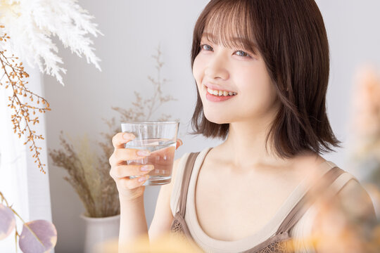 水を飲む女性
