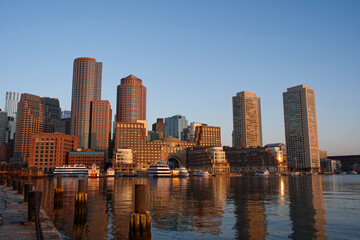 Obraz premium August sunrise over Boston Harbor from Fan Pier