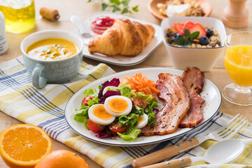 【こんがりベーコンが主役の朝食イメージ】クロワッサンとパンプキンスープ。エッグサラダとキャロットラペ。こんがりベーコン。ミューズリーとオレンジジュース。