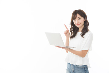 若い女性　ノートパソコン　指差し
