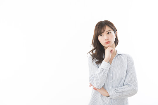 考える若い女性　　
