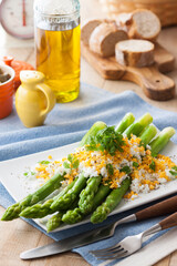 【アスパラガスのミモザサラダ】茹でたアスパラガスに刻んだ茹で玉子の黄身をたっぷりかけました。春野菜に黄色の花を咲かせたミモザサラダ。