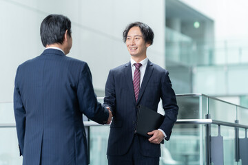 オフィスで働くビジネスマン　撮影強直：スカパー東京メディアセンター