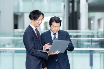 オフィスで働くビジネスマン　撮影強直：スカパー東京メディアセンター