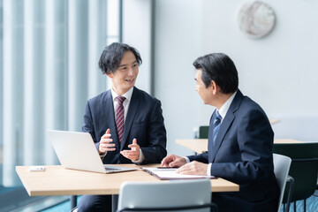 オフィスで働くビジネスマン　撮影強直：スカパー東京メディアセンター