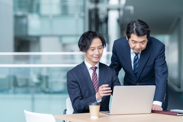 オフィスで働くビジネスマン　撮影強直：スカパー東京メディアセンター