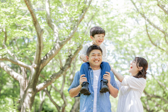 家族 親子 肩車