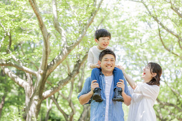 家族　親子　肩車
