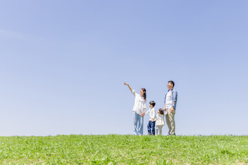 草原　家族　親子　指差し
