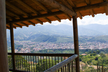 casa de madera sobre una colina, en el estado tachira, Venezuela con vista de la ciudad de Cordero