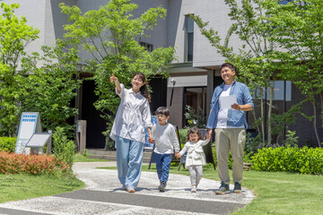 モデルハウス 見学 家族 住宅展示場
