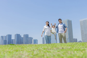 Naklejka premium 都会に住む家族 親子 