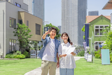 Fototapeta premium 夫婦 モデルハウス 住宅展示場 見学 