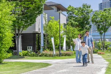 モデルハウス 見学 家族 住宅展示場
