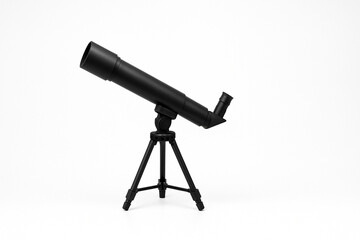 白い背景に置かれたシンプルな黒い望遠鏡