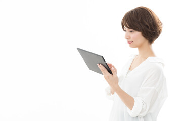 タブレットPCを使うビジネスウーマン
