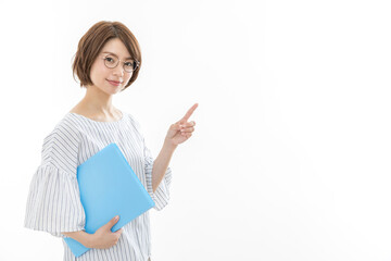 指差しをするビジネスウーマン
