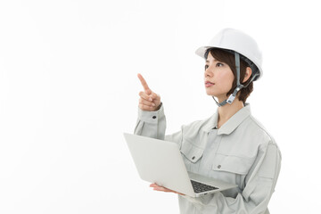 若い女性　作業着　ノートパソコン

