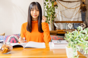 資格取得のために勉強をする若い女性
