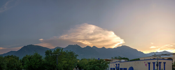 La gran nube entre las montañas del pueblo 