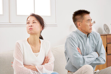 Fototapeta premium 夫婦 喧嘩するシニア夫婦 リビング