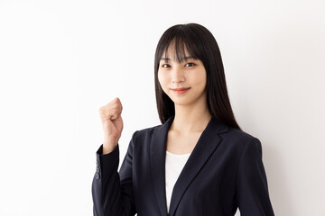 ガッツポーズをするビジネスウーマン
