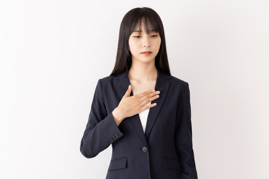 胸の痛み　ビジネスウーマン　ネガティブイメージ
