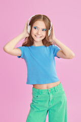 girl-headphones-pink