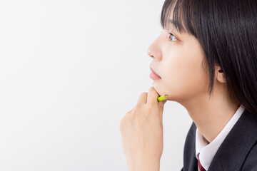 授業を真面目に受ける女子高生
