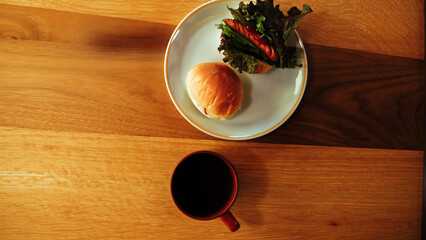 朝食とマグカップ