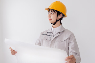 図面・設計図を見る作業服の女性
