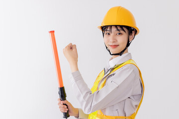誘導する反射ベストを着た警備員
