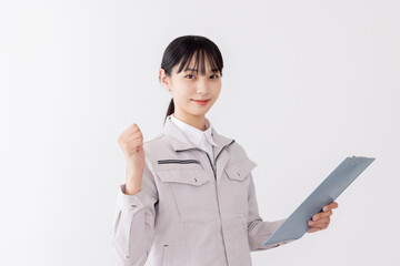 ガッツポーズをする作業服の女性
