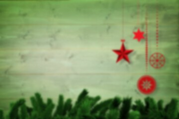 Obraz premium Blurred christmas decorations hanging over wood