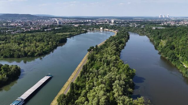 Vue a&eacute;rienne de la Moselle canalis&eacute;e, avec en fond la ville de Thionville et la centrale nucl&eacute;aire de Cattenom. A gauche une p&eacute;niche avance sr la rivi&egrave;re