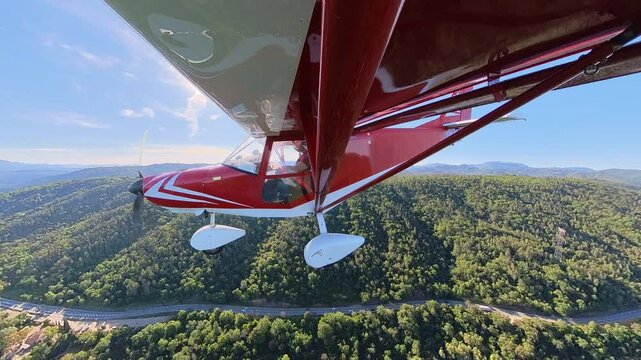 Avion de tourisme au dessus d'un lac de la c&ocirc;te d'azur