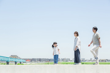 土手を行進する家族