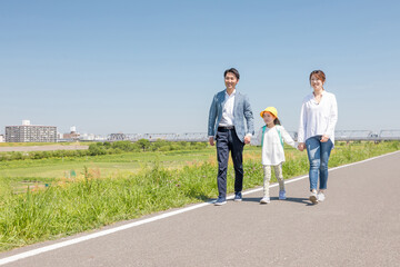 土手を歩く親子
