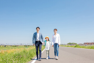 土手を歩く親子
