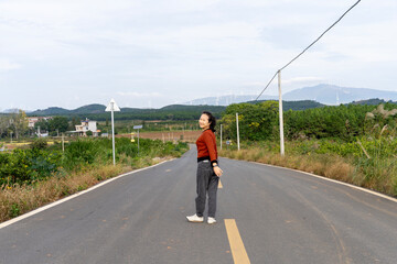 Obraz premium a chinese woman on the road