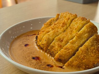 “Sliced Pork Cutlet with Creamy Herb Sauce over Fluffy Steamed Rice”