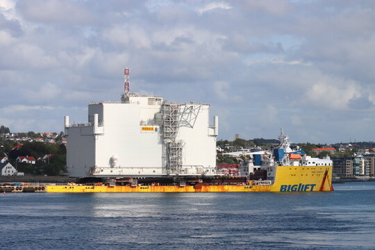 BIGLIFT BARENTSZ (IMO 9710464, MMSI 244830430), a heavy load carrier built in 2016, moored in Haugesund, Norway on 2nd June 2025
