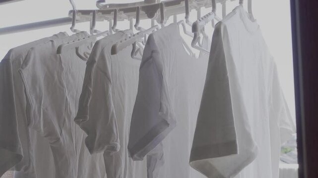 晴れの日の洗濯物(白いティーシャツ)　イメージ